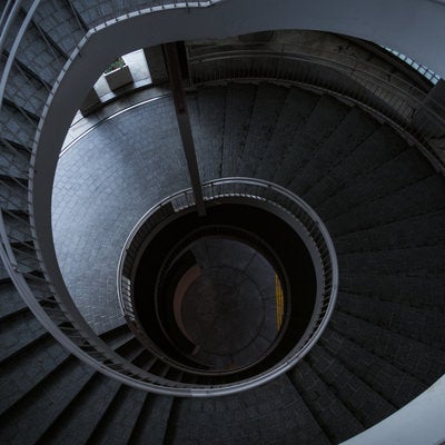 ぐるぐるスパイラルする螺旋階段の写真