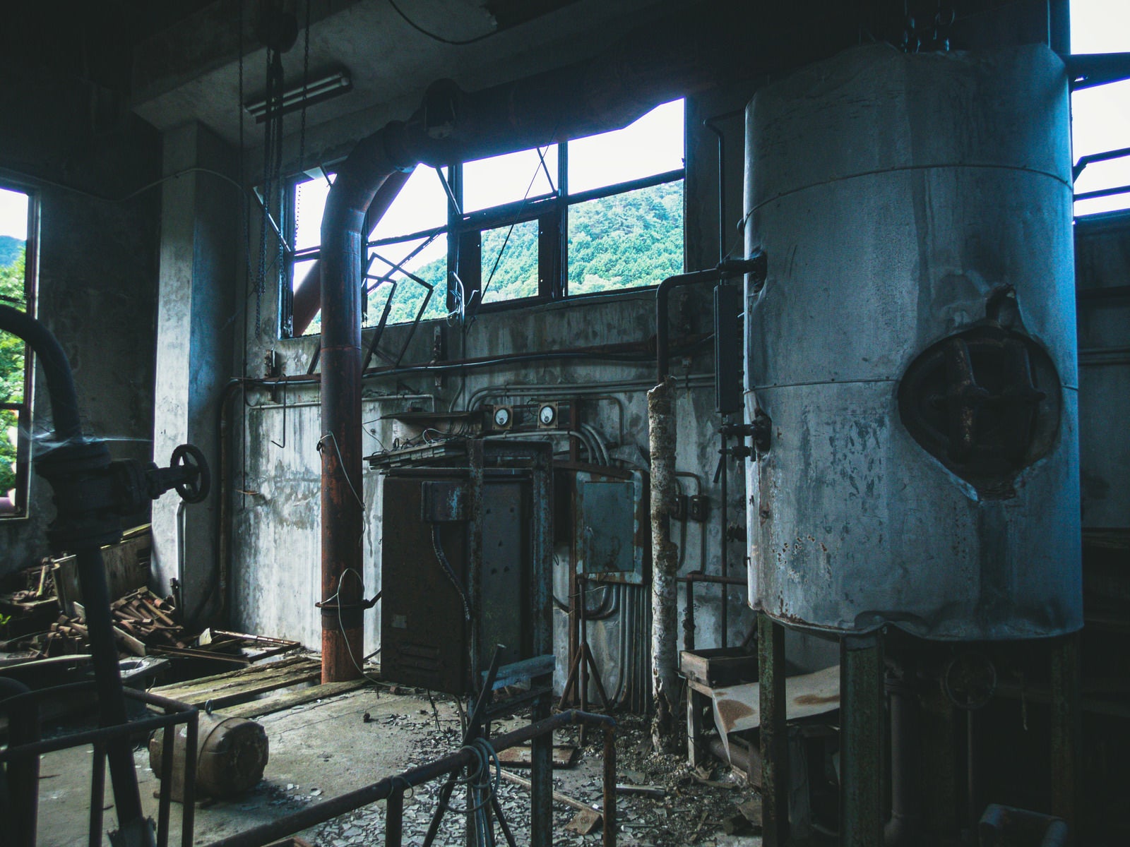 「見捨てられた廃工場内部」の写真
