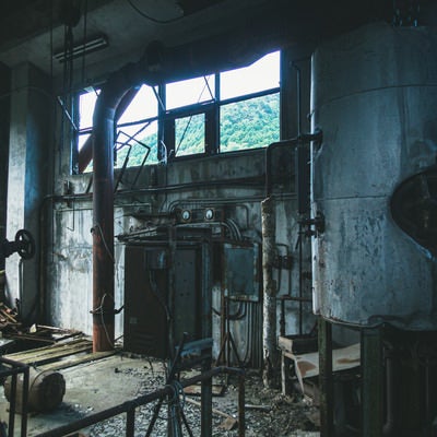 見捨てられた廃工場内部の写真