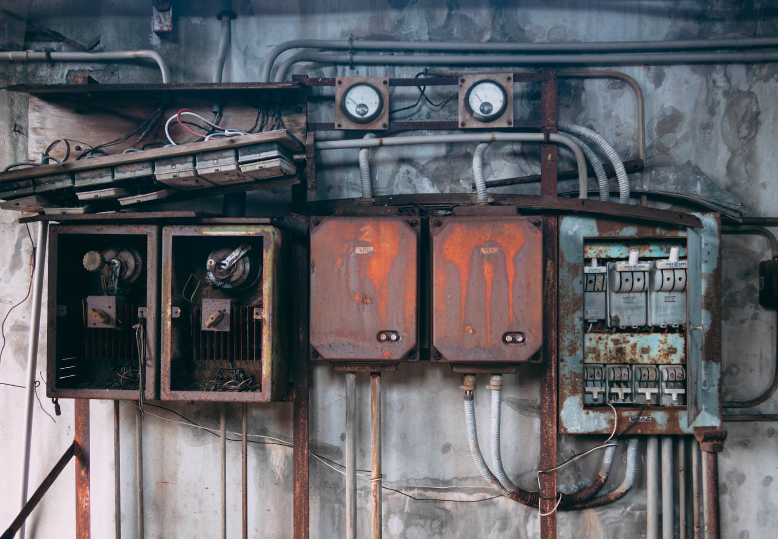 「ボロボロの電気系統遮断機」の写真