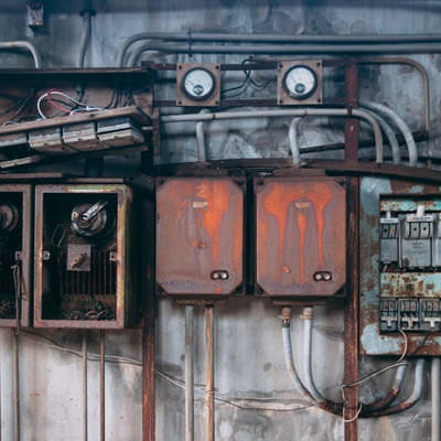 ボロボロの電気系統遮断機の写真