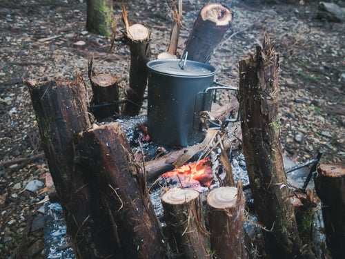 焚火を使ったキャンプ料理の写真