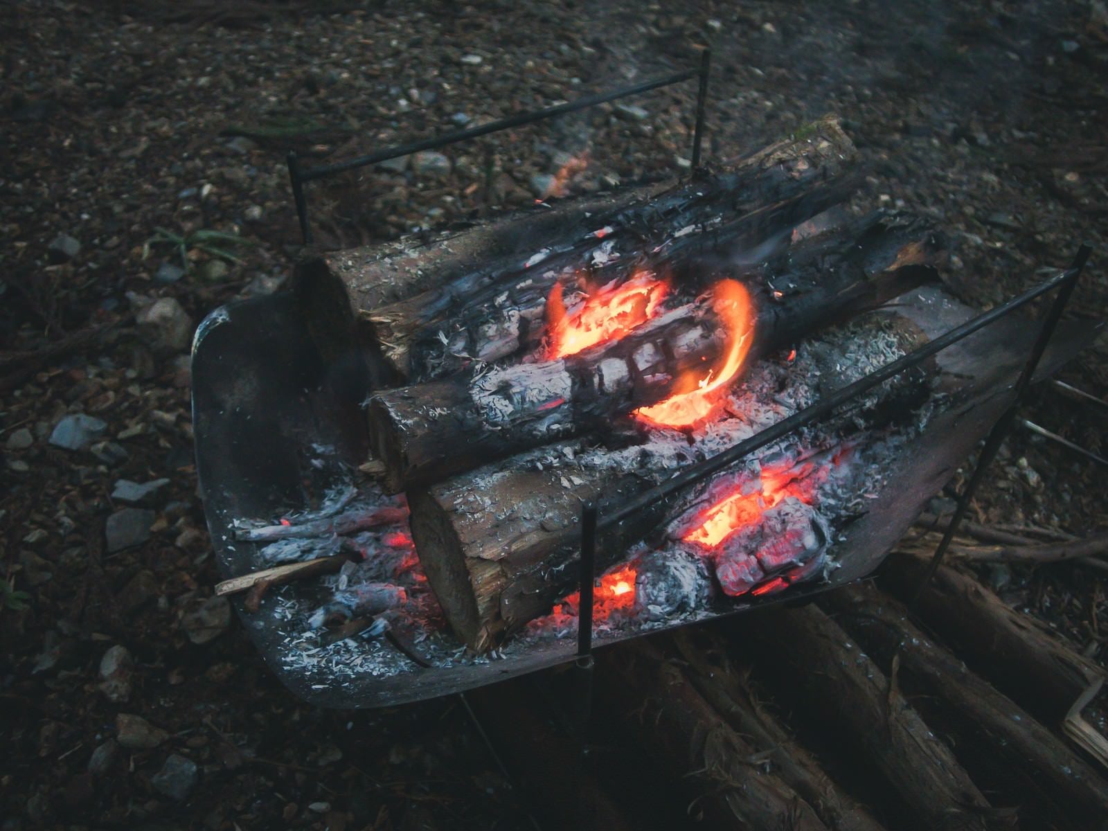「焚き火台の木材と炎」の写真