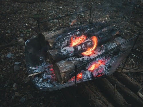 焚き火台の木材と炎の写真