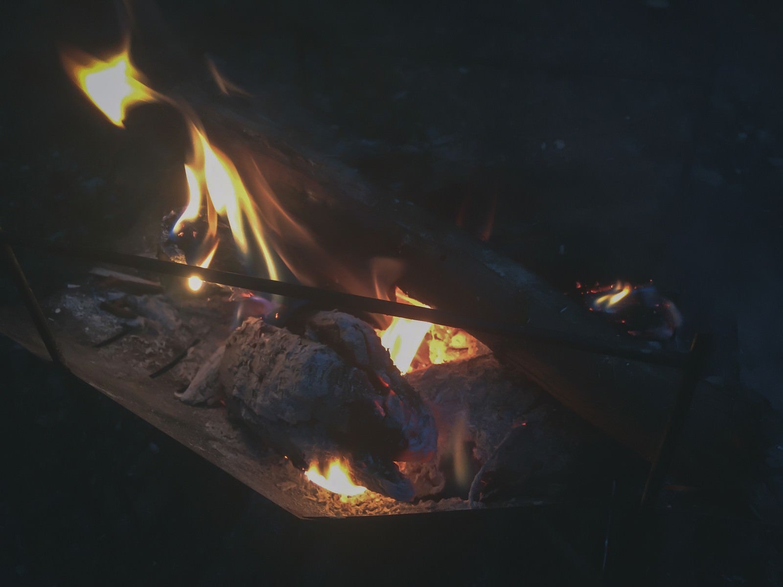 「焚き火台で灯る炎」の写真