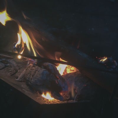 焚き火台で灯る炎の写真