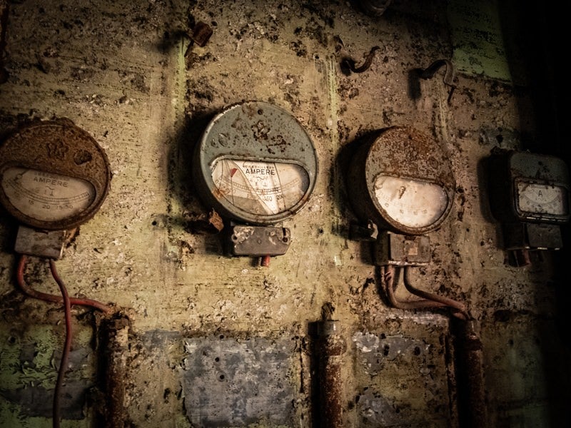 ボロボロの電流計の写真