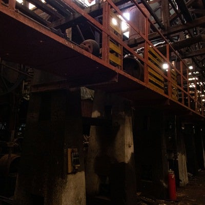 薄明りの廃工場の写真