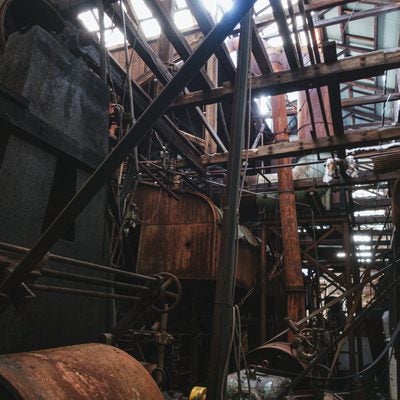 錆び付いた廃工場の骨組みの写真