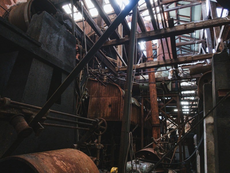 錆び付いた廃工場の骨組みの写真