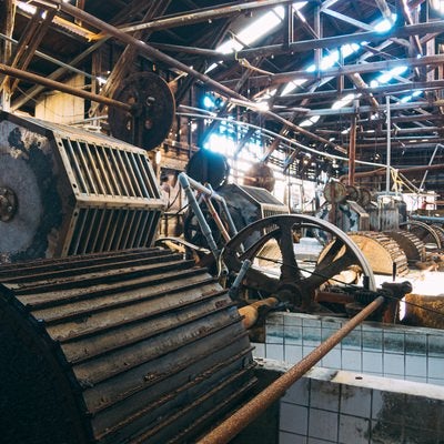 崩れた天井と廃製紙工場の写真