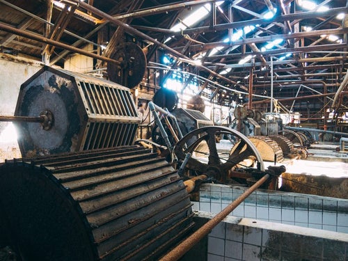 崩れた天井と廃製紙工場の写真