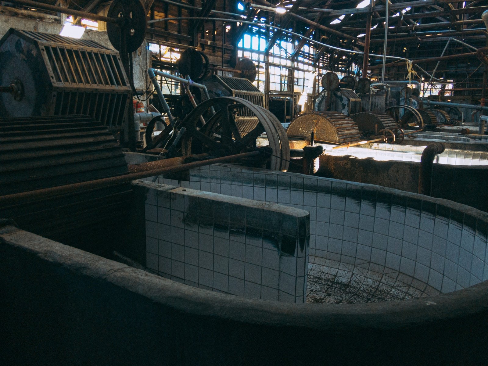 「使われていない製紙工場内部」の写真