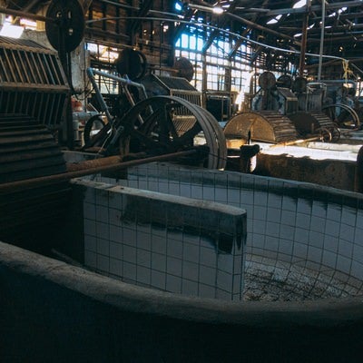 使われていない製紙工場内部の写真