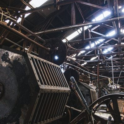 抜け落ちた天井と製紙工場内部の写真