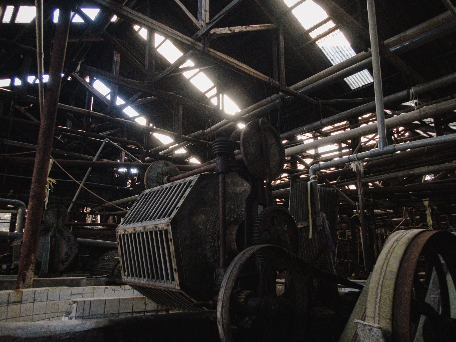 「動かない廃製紙工場の機械」の写真