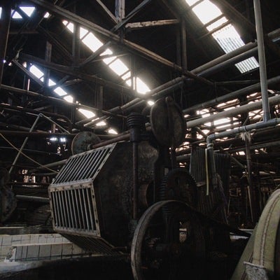 動かない廃製紙工場の機械の写真