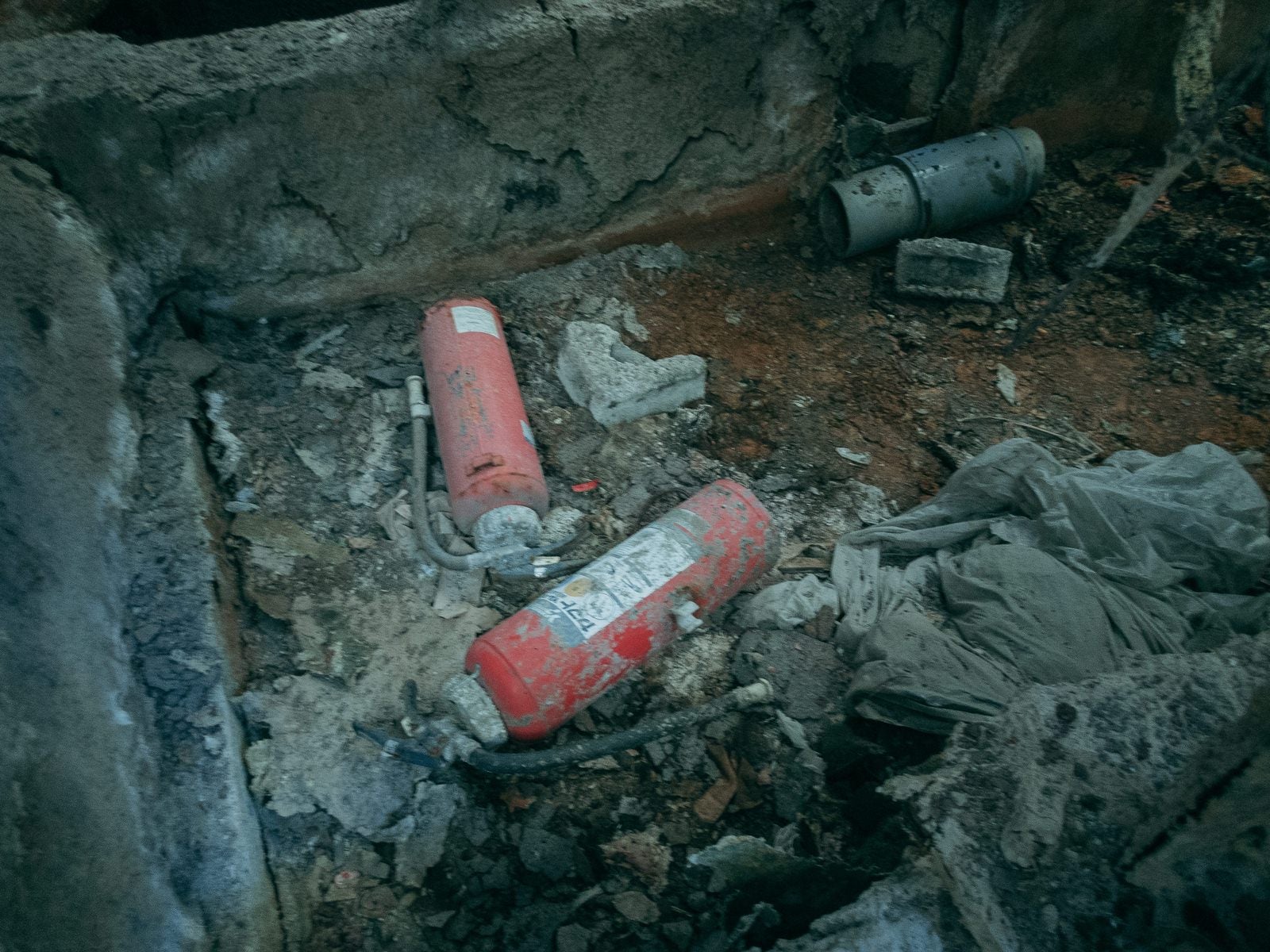 「不法投棄された瓦礫と消火器」の写真