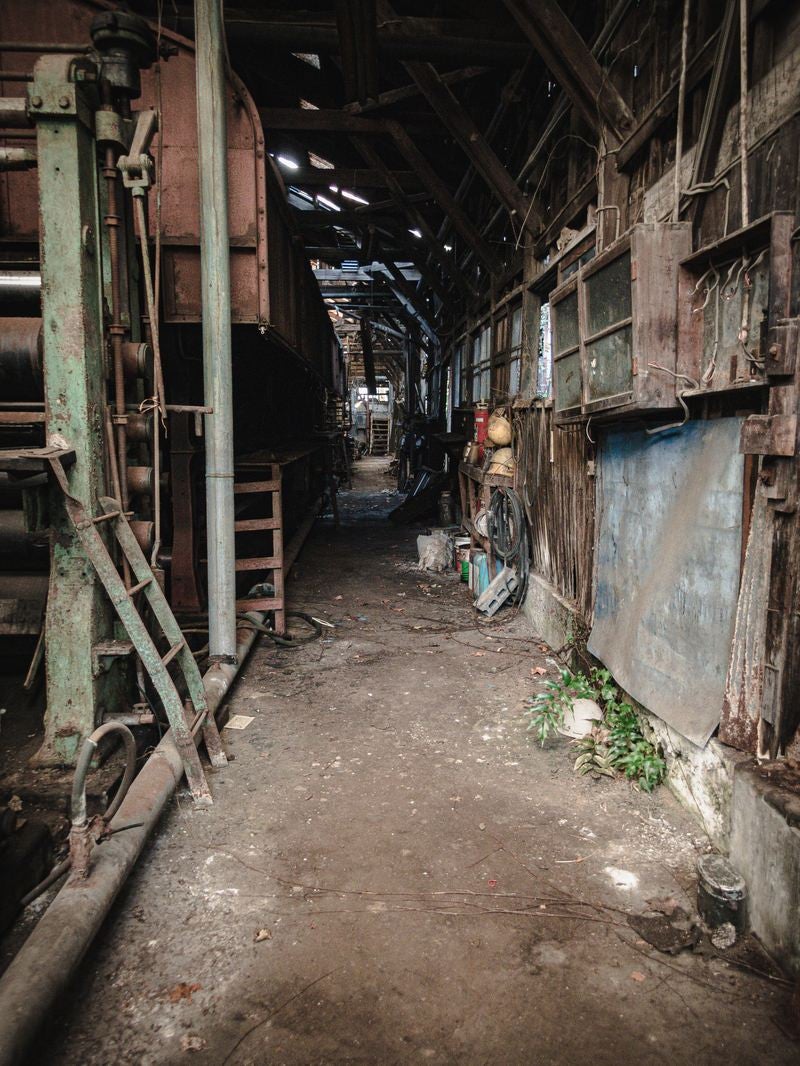 「閉鎖した製紙工場の通路」の写真