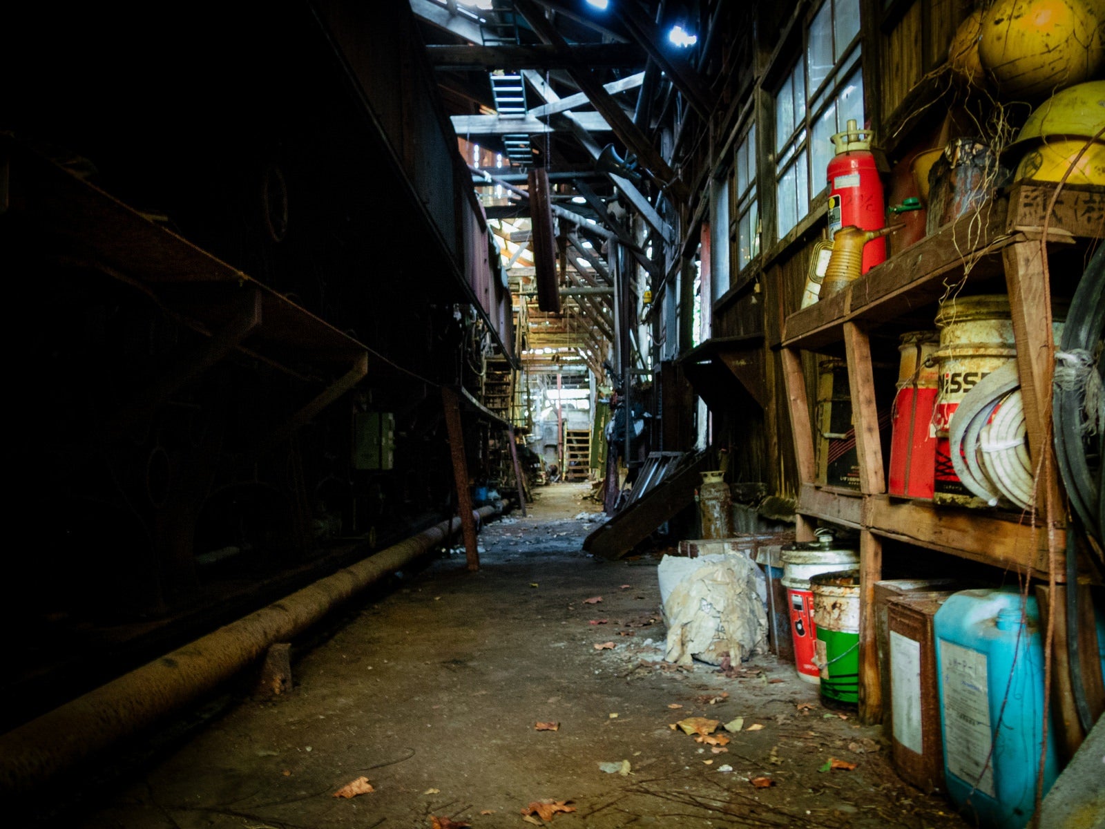「製紙工場の薄暗い通路」の写真