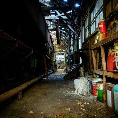 製紙工場の薄暗い通路の写真