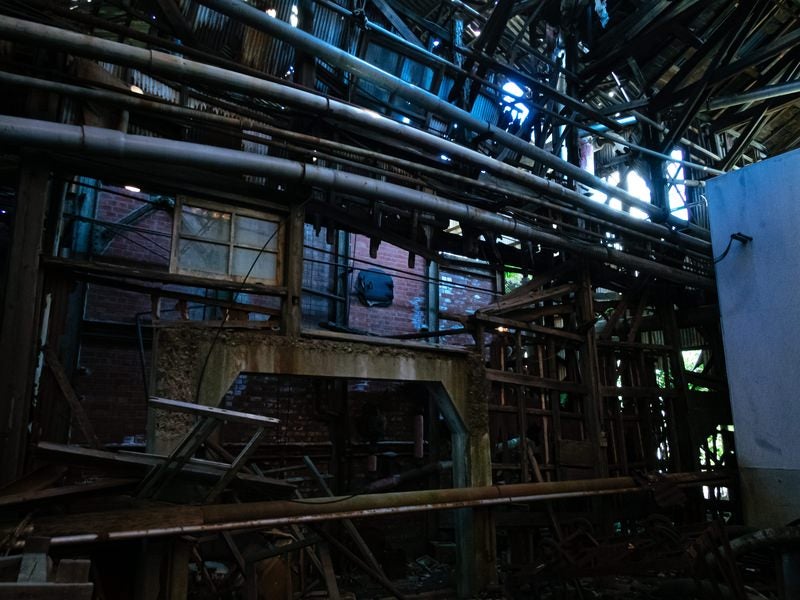 崩れ落ちた製紙工場の写真