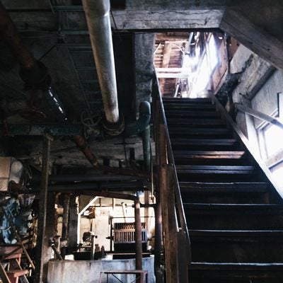 二階へと続く廃墟の階段の写真