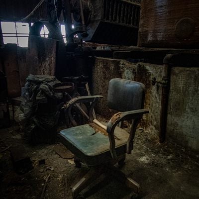 廃墟に残された椅子の写真