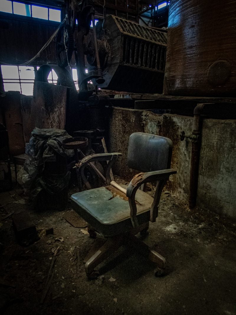 「廃墟に残された椅子」の写真