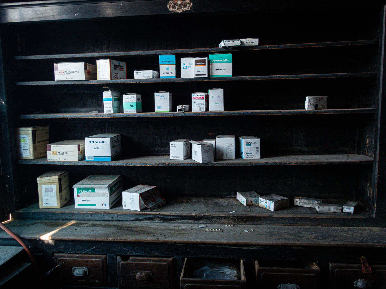 「廃病院の散乱した薬棚」の写真