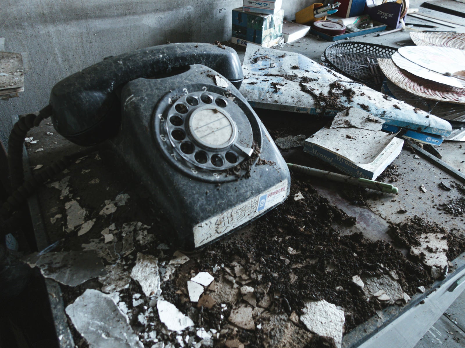 「埃を被った黒電話」の写真