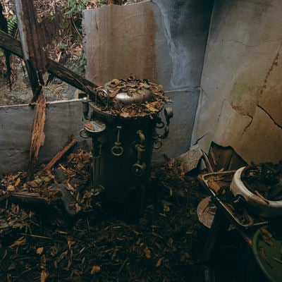 瓦礫と落葉で埋め尽くされた部屋の写真