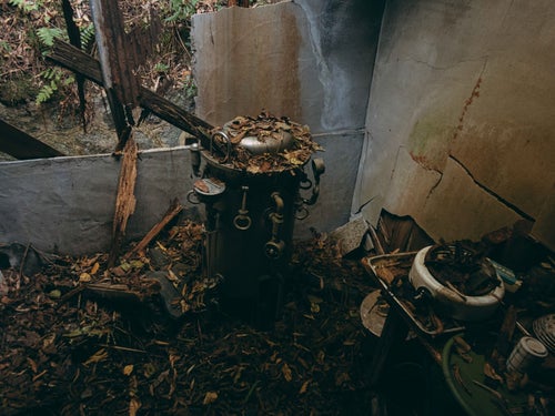 瓦礫と落葉で埋め尽くされた部屋の写真