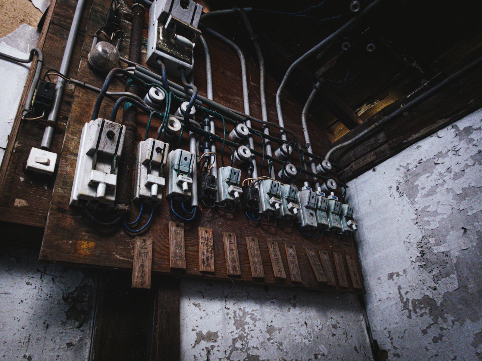 「廃病院の分電装置」の写真