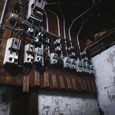 廃病院の分電装置の写真