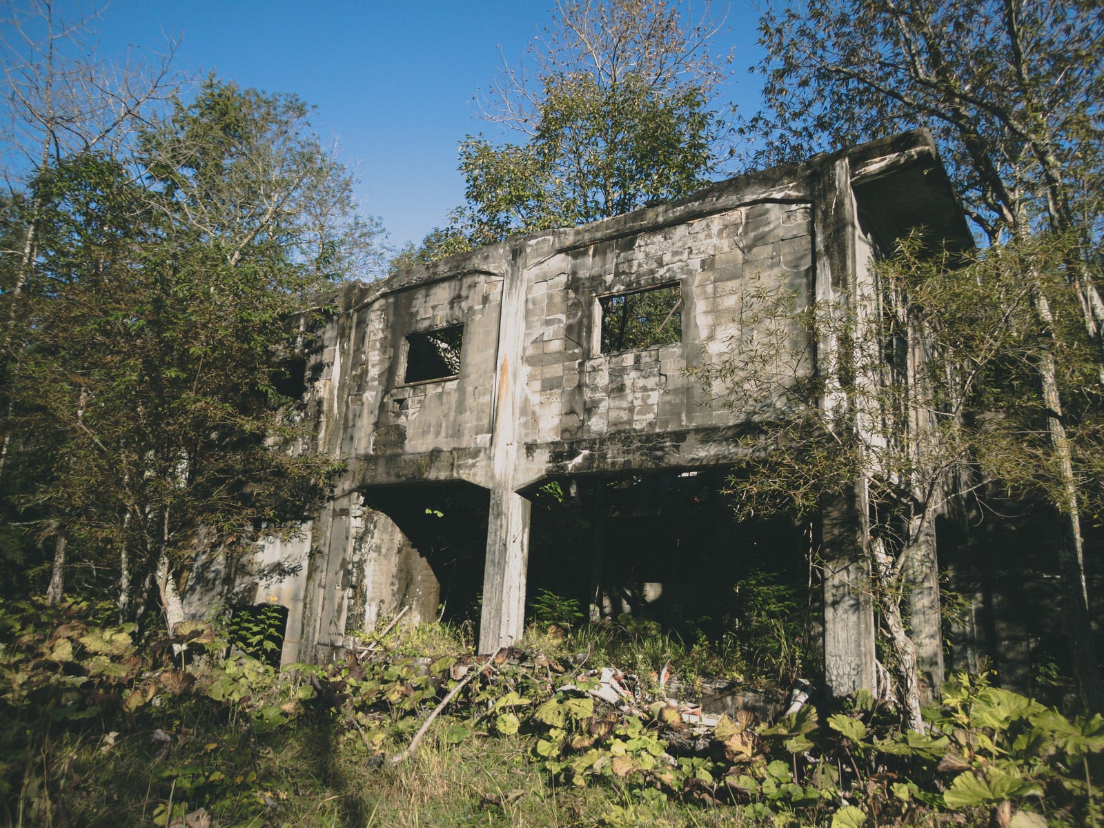 「ボロボロになった炭鉱の建造物跡」の写真