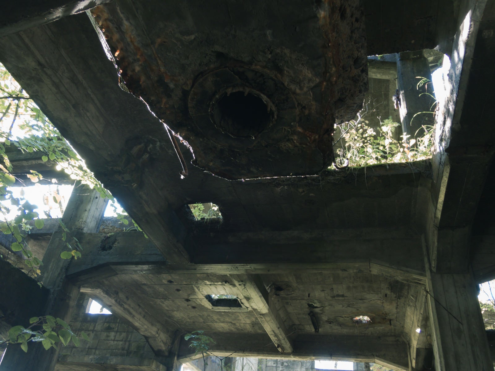 「炭鉱施設の遺構コンクリートに開く穴」の写真