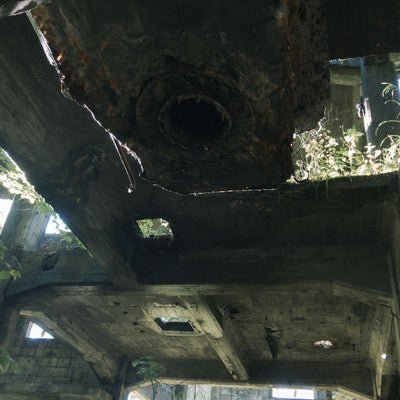 炭鉱施設の遺構コンクリートに開く穴の写真