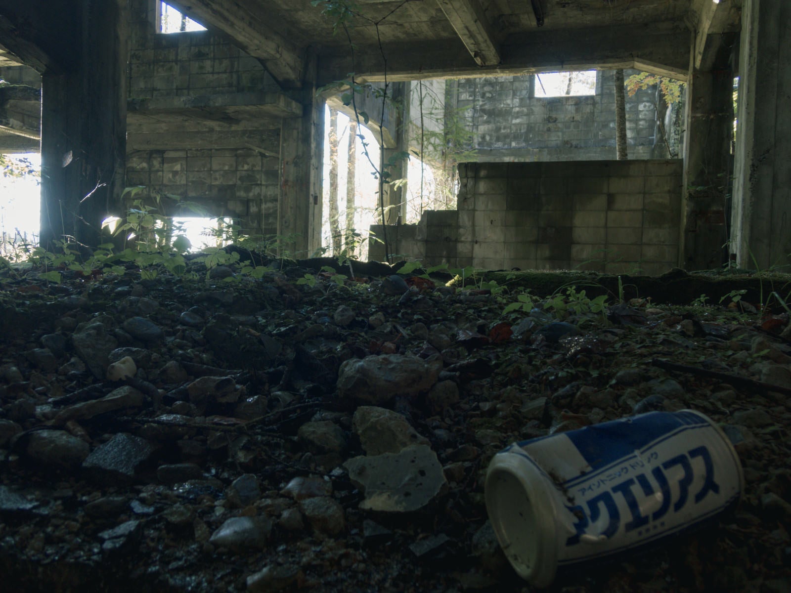 「炭鉱遺構に転がる空き缶」の写真