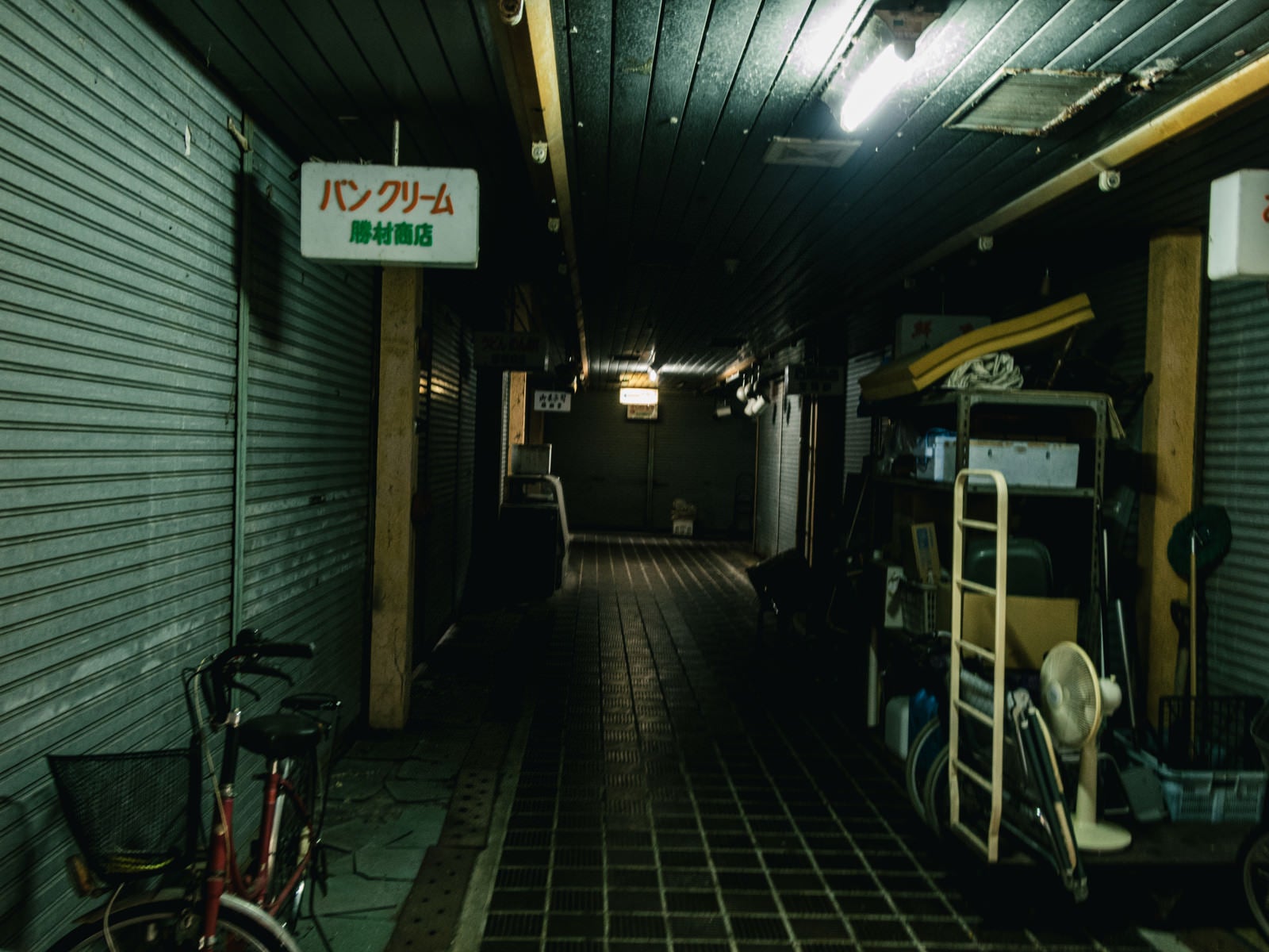 「開いている店舗が全くない仄暗い商店街（神野市場）」の写真