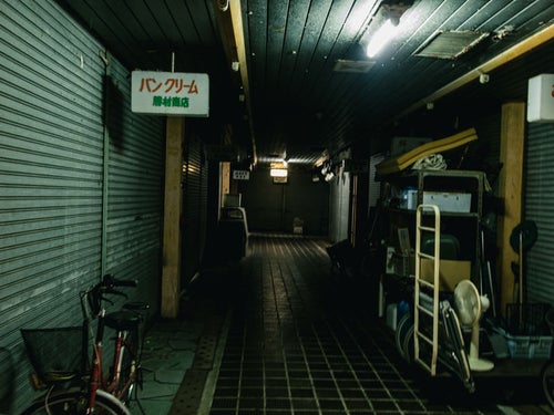 開いている店舗が全くない仄暗い商店街（神野市場）の写真