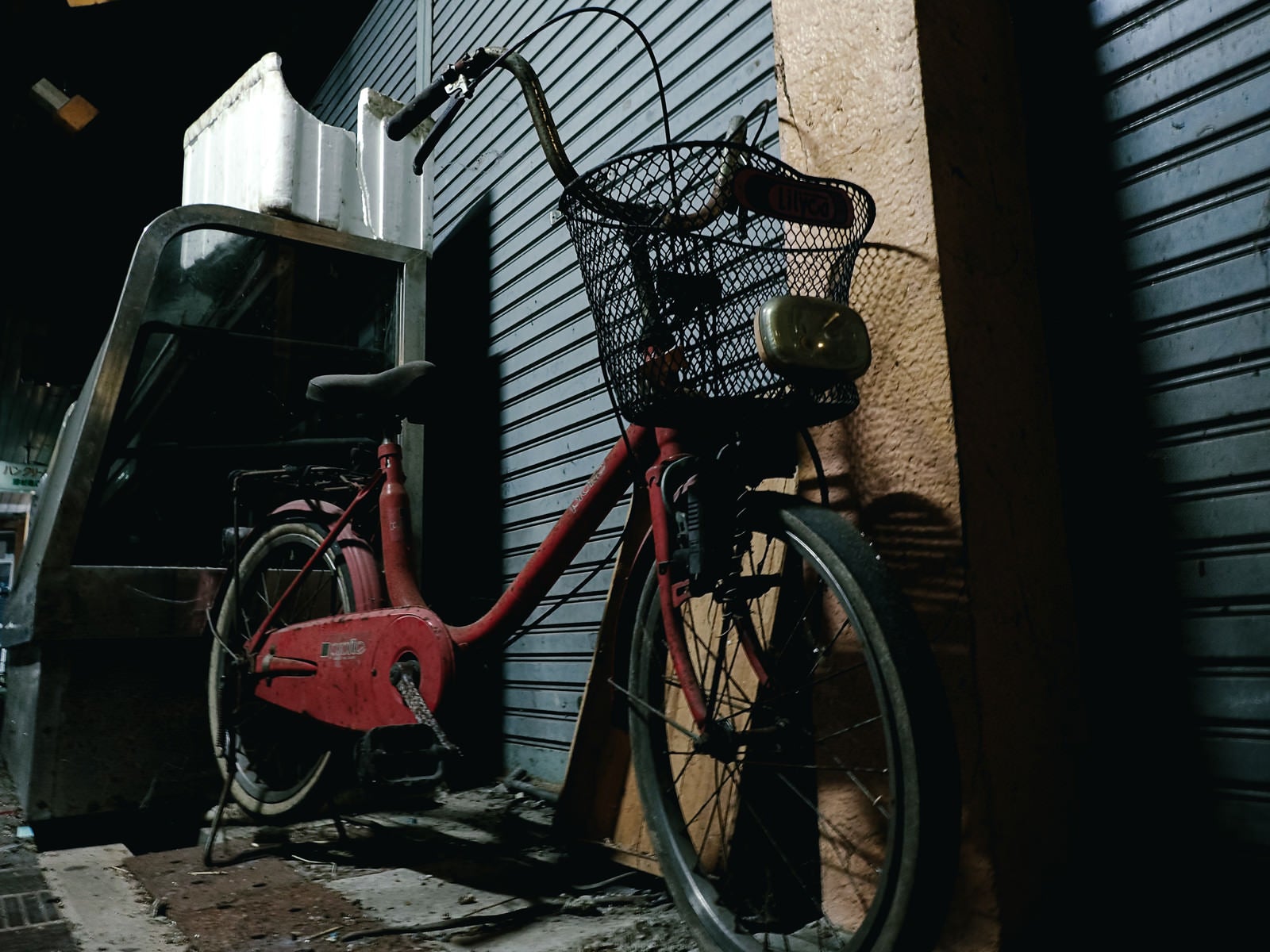 「シャッターの前に停められた自転車」の写真
