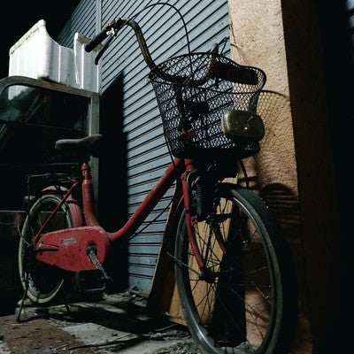 シャッターの前に停められた自転車の写真