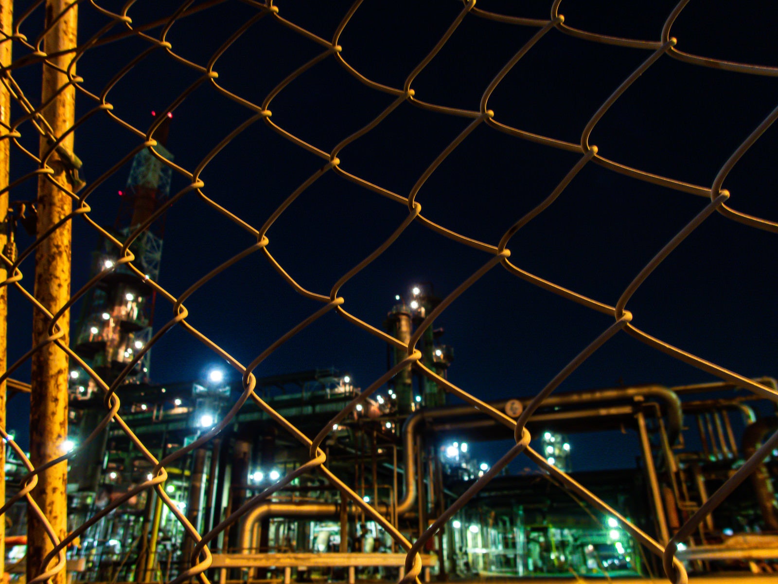 「フェンス越しの工場夜景」の写真