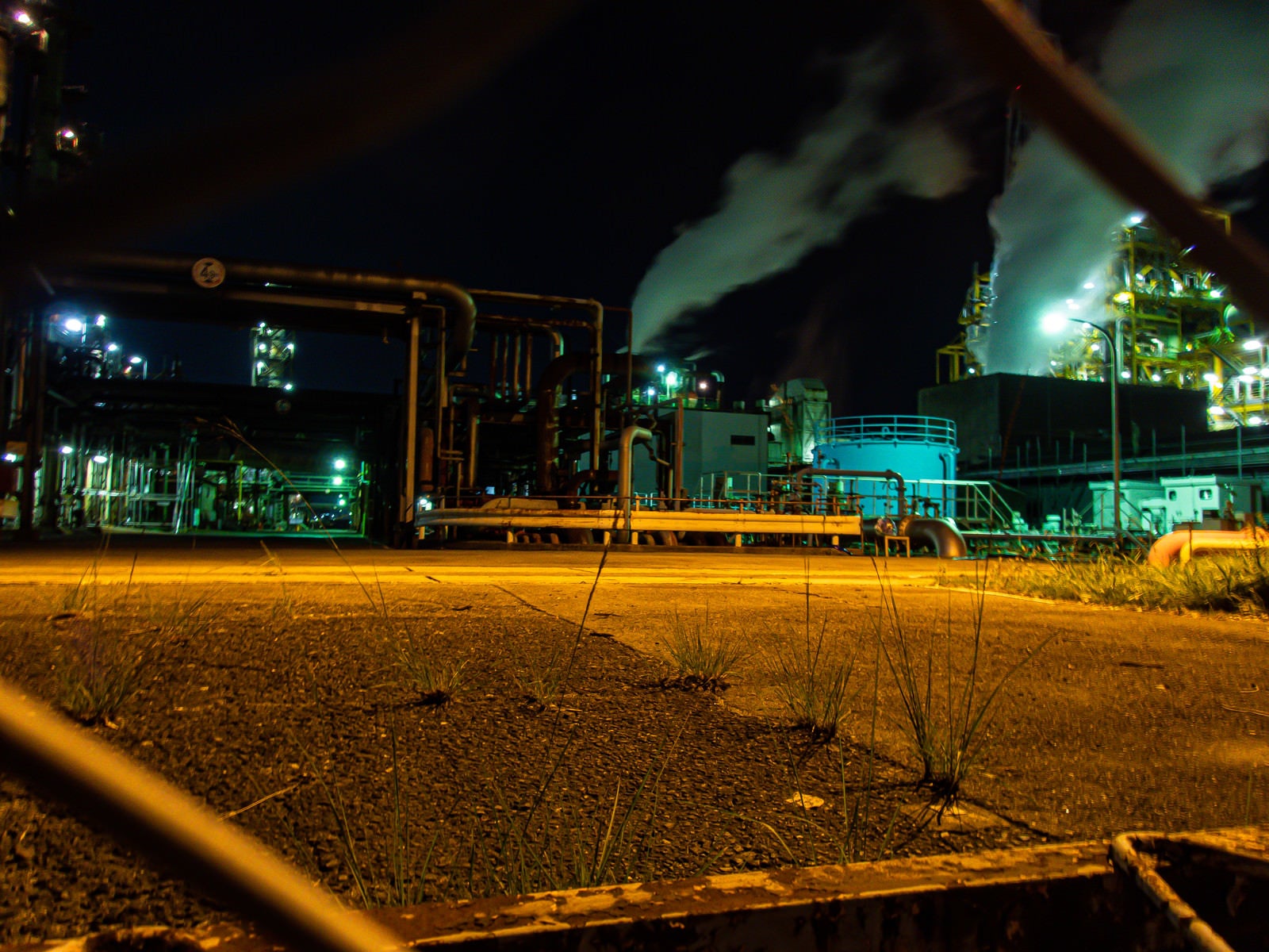 「フェンス越しに見る工場の夜景」の写真