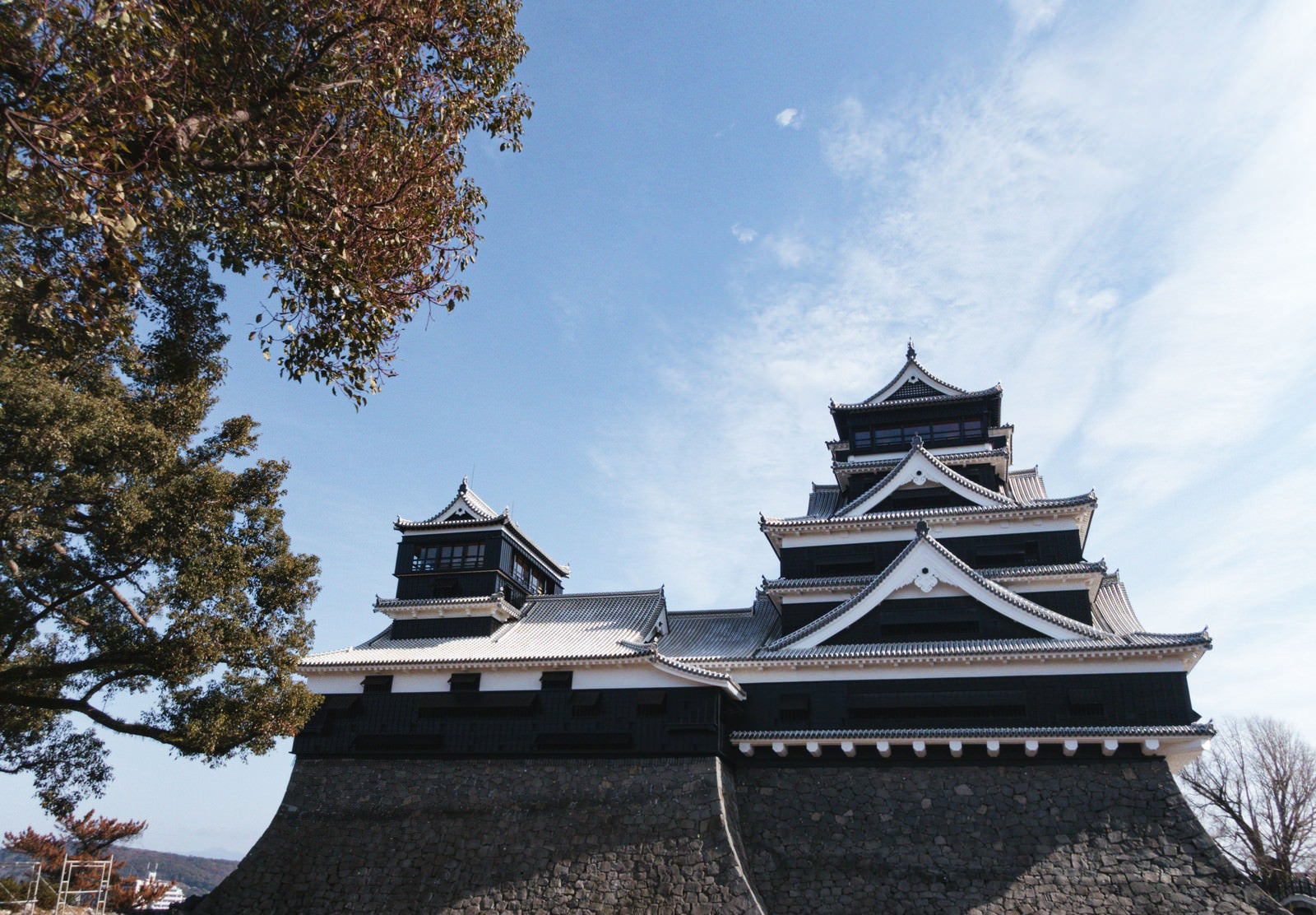 「薄雲の青空と熊本城」の写真