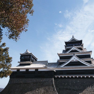 薄雲の青空と熊本城の写真