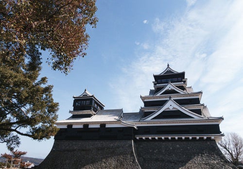 薄雲の青空と熊本城の写真