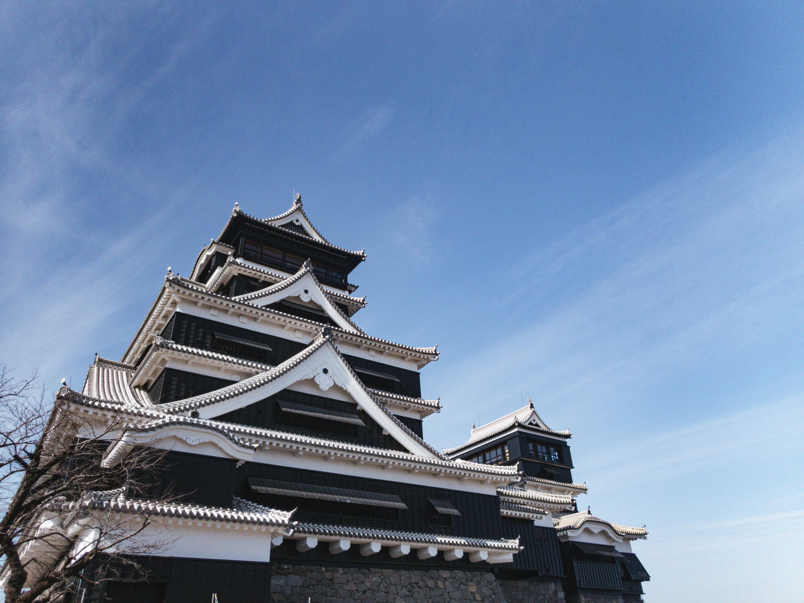 「薄い雲の流れと熊本城天守閣（熊本県熊本市）」の写真