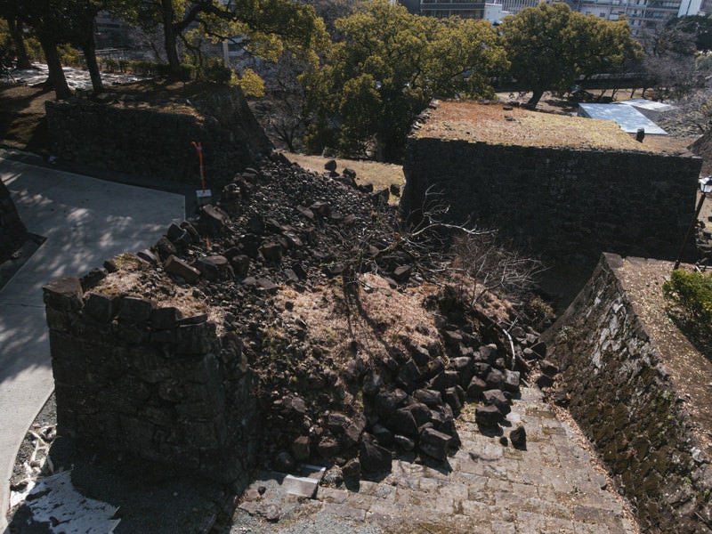 震災後に倒壊した熊本城内の石垣の写真